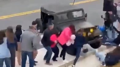 Jipe de colecionador perde controle e atropela pessoas em desfile de 7 de Setembro em Brusque