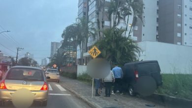 Motorista sofre ferimento no rosto após colidir contra muro, em Timbó