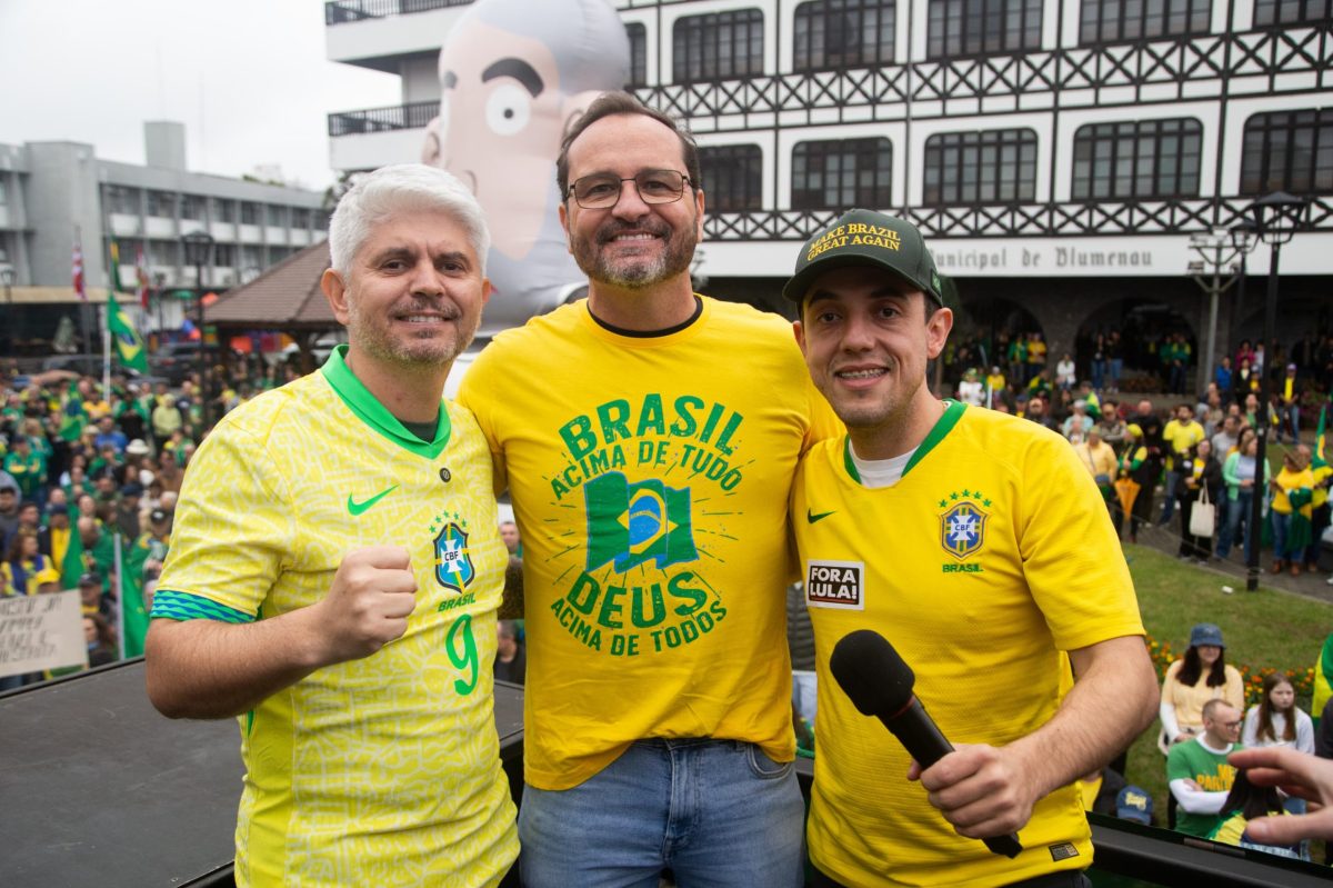 Multidão toma as ruas de Blumenau pedindo anistia e criticando Lula