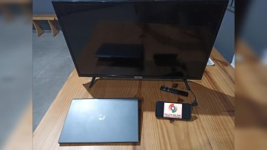 Dois homens presos em Timbó após furto de eletrônicos e documentos A Polícia Militar de Timbó recuperou diversos itens furtados de uma residência na tarde desta terça-feira (9). O crime ocorreu por volta das 13h, na rua Tiroleses, onde a vítima, de 32 anos, percebeu o desaparecimento de uma televisão, um notebook, um videogame e a carteira do sobrinho com documentos e cartão bancário. Não foram encontrados sinais de arrombamento no local. Durante as buscas, as guarnições conseguiram localizar dois homens, de 31 e 37 anos, que estavam com os objetos levados da casa. O material foi encontrado nos fundos de uma residência no bairro Capitais. Os suspeitos receberam voz de prisão e foram encaminhados à Delegacia de Polícia Civil de Timbó, algemados por risco de fuga.