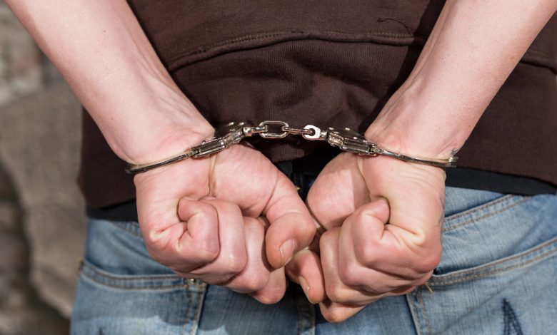 Homem é detido em Indaial minutos após Justiça expedir mandado A Polícia Militar de Indaial prendeu um homem poucas horas da noite desta terça-feira (9), logo após a Justiça da comarca local expedir um mandado de prisão em seu nome. O caso chamou atenção pela agilidade: em menos de meia hora, os policiais já haviam localizado e conduzido o suspeito. Durante o patrulhamento, a guarnição consultou o Banco Nacional de Mandados de Prisão (BNMP) e identificou a ordem judicial recém-liberada. Com base na informação, a equipe foi até a residência do homem e o abordou em frente ao imóvel. Surpreso, ele alegou desconhecer a decisão, mas colaborou com os militares. Após receber as orientações legais, foi encaminhado sem resistência ao Presídio Regional de Blumenau, onde permanece à disposição da Justiça. A ação reforça a rapidez da resposta policial na cidade.