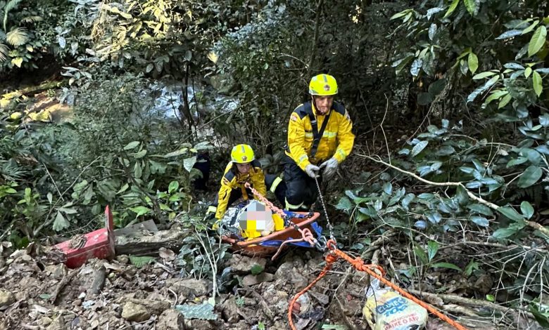 Queda de cerca de 20 metros deixa mulher com fratura exposta em ribanceira de Blumenau
