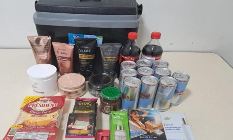 Mulher é presa após furtar quase R$ 900 em mercadorias em Timbó