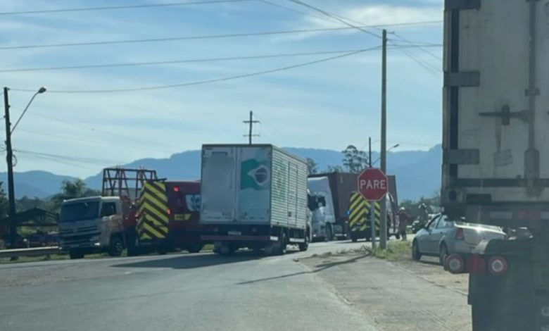 Ciclista fica gravemente ferido em acidente com caminhão na BR-470, em Ascurra
