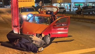 Homem é preso após bater carro em poste sob efeito de álcool e drogas em Indaial