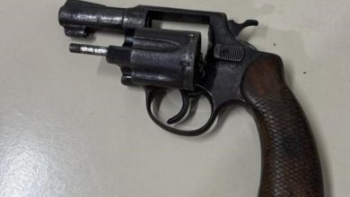 Homem é preso após ameaçar clientes com revólver em bar, em Indaial 