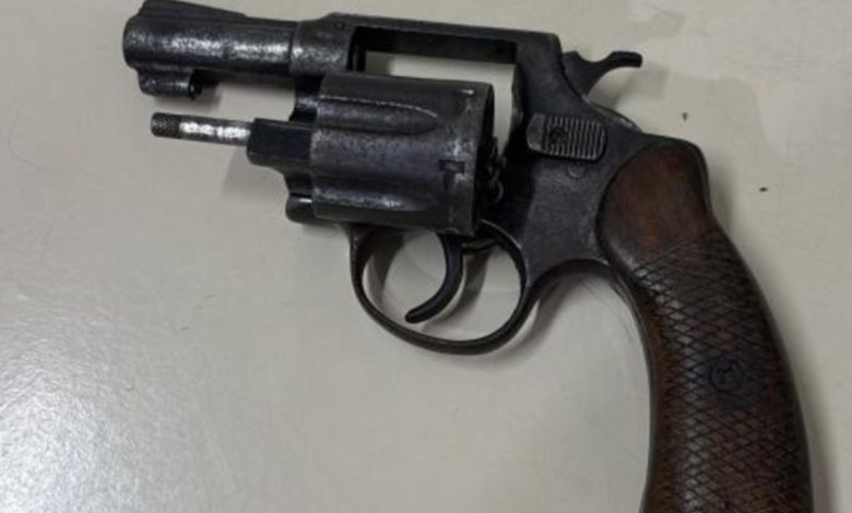 Homem é preso após ameaçar clientes com revólver em bar, em Indaial 