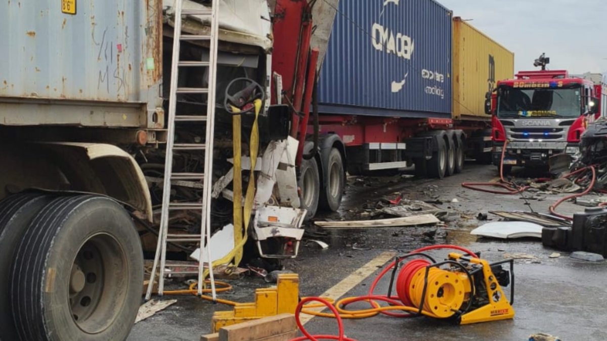 Engavetamento na BR-470 em Indaial deixa 4 vítimas com ferimentos graves e bloqueia pista