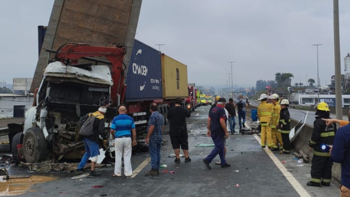 Engavetamento na BR-470 em Indaial deixa 4 vítimas com ferimentos graves e bloqueia pista