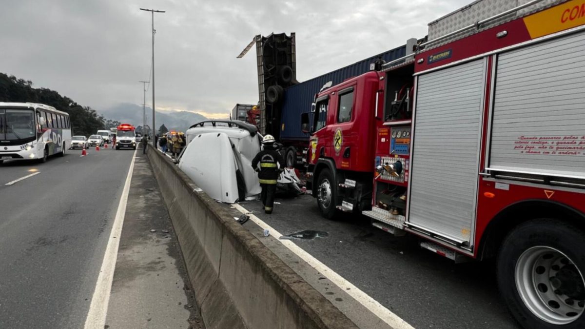 Engavetamento na BR-470 em Indaial deixa 4 vítimas com ferimentos graves e bloqueia pista
