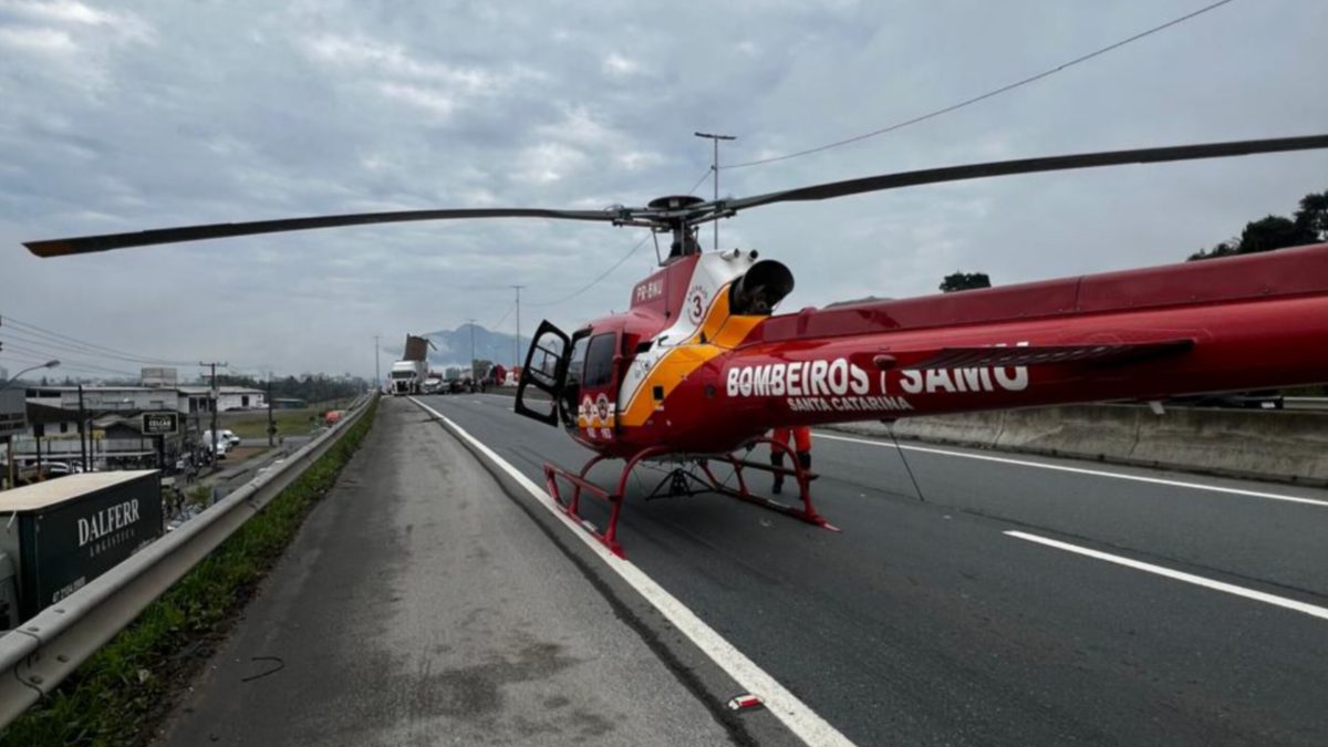 Engavetamento na BR-470 em Indaial deixa 4 vítimas com ferimentos graves e bloqueia pista