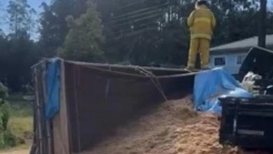 Acidente entre caminhão e carro na BR-470 em Indaial deixa duas pessoas feridas