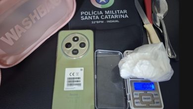 Bolsa com droga e celular é apreendida em área de mata em Indaial