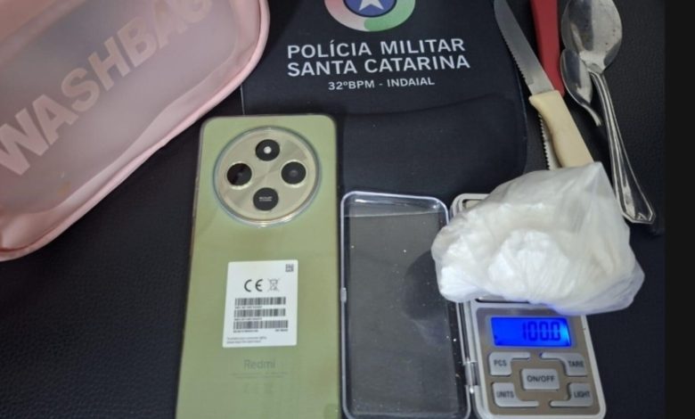 Bolsa com droga e celular é apreendida em área de mata em Indaial