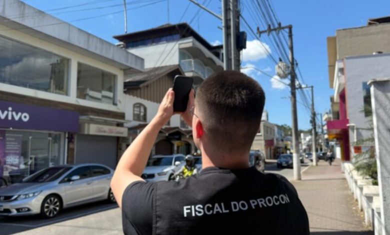 Fiscalização do Procon remove fios soltos e aumenta segurança nas ruas de Gaspar