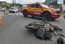 Acidente entre moto e caminhão mata mulher e fere homem em Blumenau