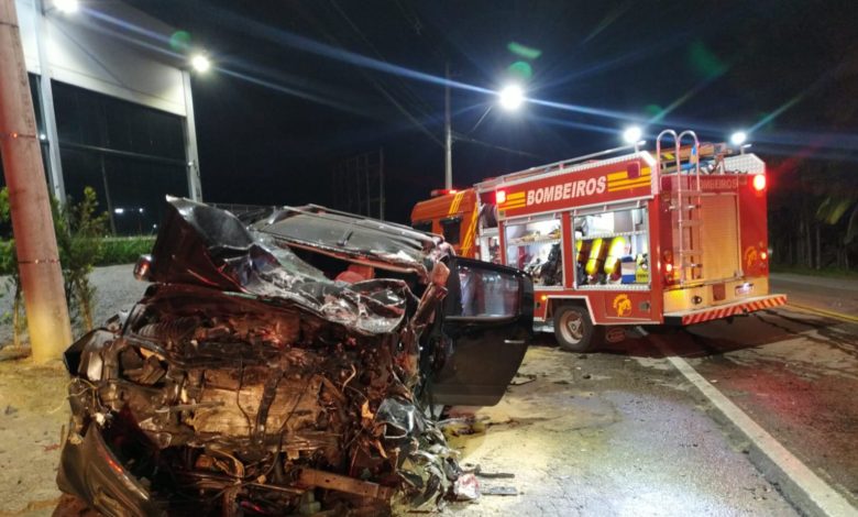Motorista fica presa às ferragens em colisão entre camionete e caminhão em Brusque