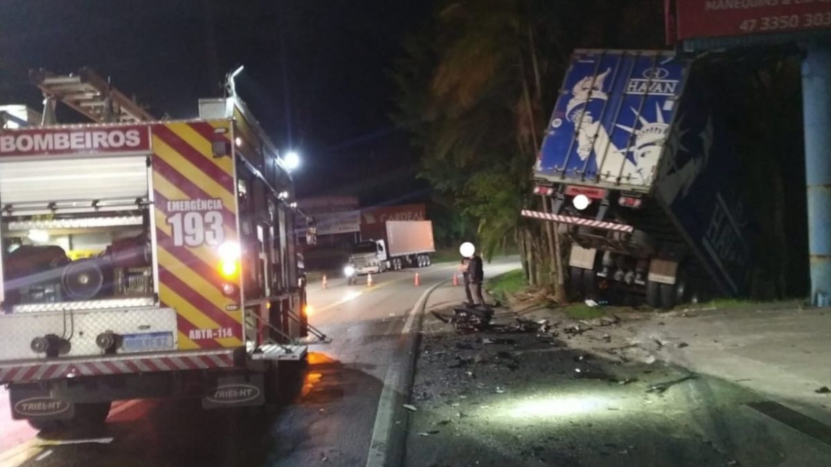 Motorista fica presa às ferragens em colisão entre camionete e caminhão em Brusque