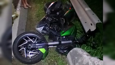 Motociclista é arremessado para fora da pista após colidir contra guard rail na BR-470 em Rodeio