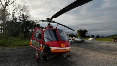 Carro cai em ribanceira em Gaspar e mulher é projetada contra o para-brisa