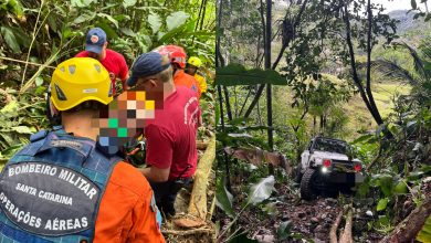 Carro cai em ribanceira em Blumenau e dois ocupantes são arremessados para fora do veículo