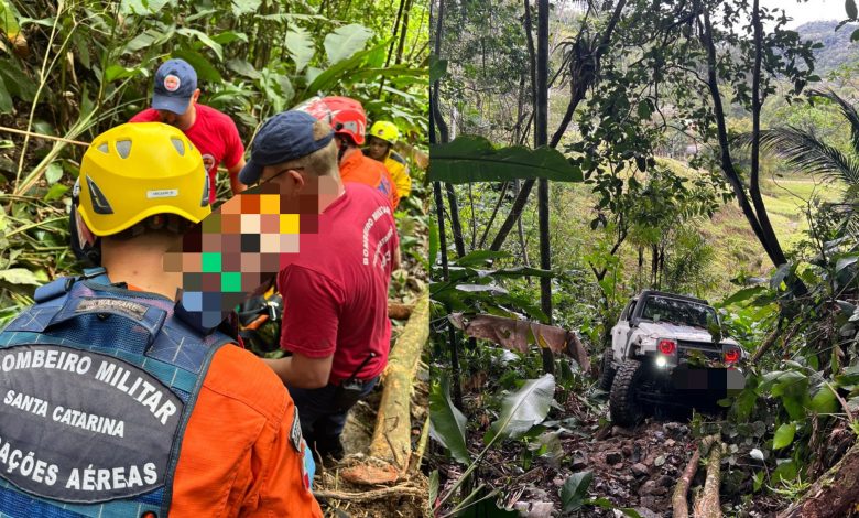 Carro cai em ribanceira em Blumenau e dois ocupantes são arremessados para fora do veículo