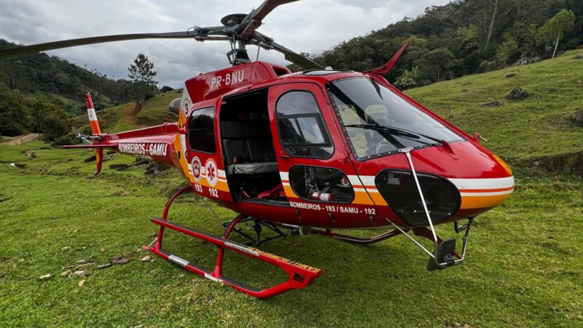 Carro cai em ribanceira em Blumenau e dois ocupantes são arremessados para fora do veículo