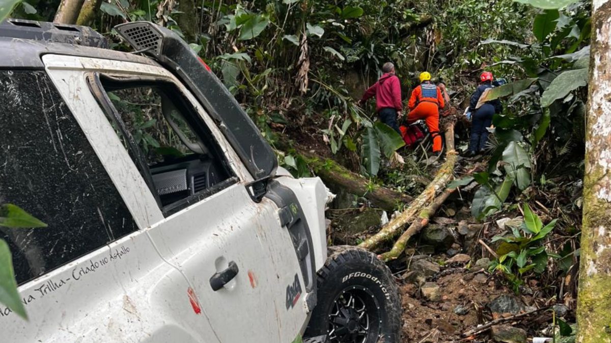 Carro cai em ribanceira em Blumenau e dois ocupantes são arremessados para fora do veículo