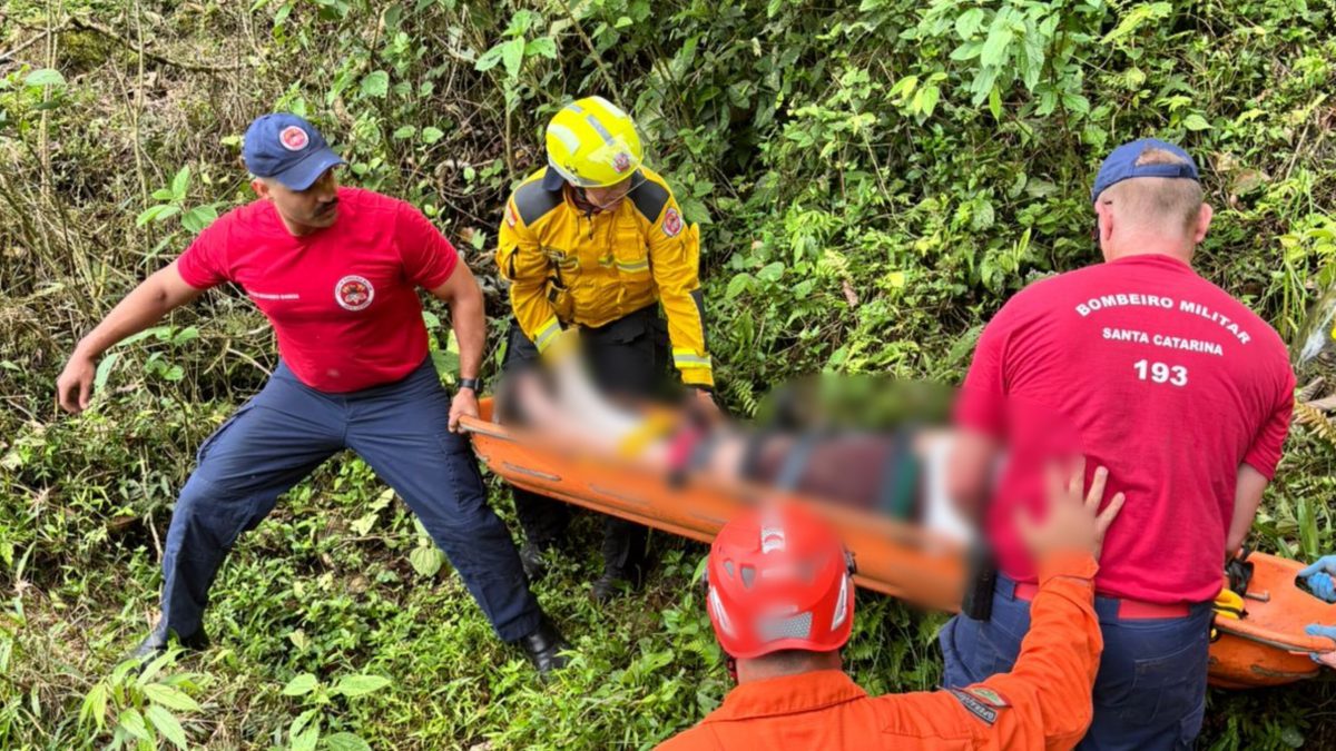 Carro cai em ribanceira em Blumenau e dois ocupantes são arremessados para fora do veículo