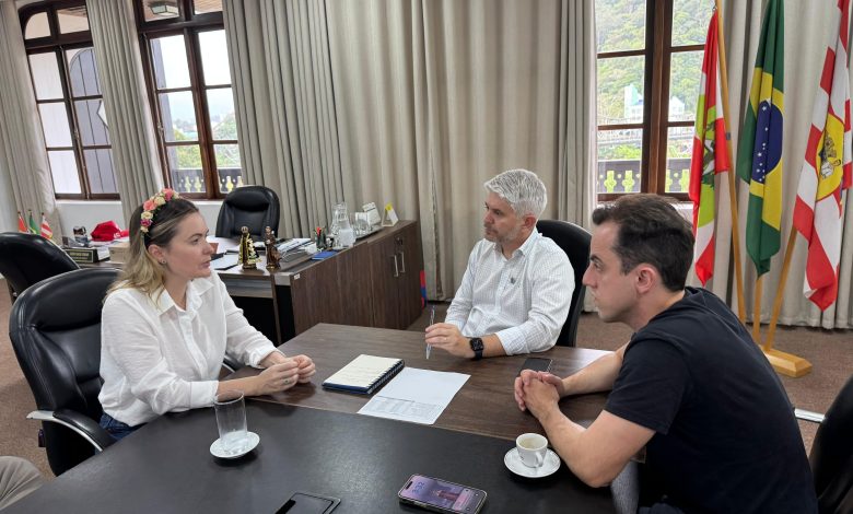 Deputada Júlia Zanatta visita Blumenau e anuncia investimentos de quase R$ 2,5 milhões