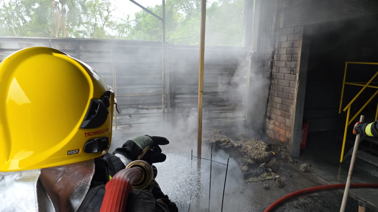 Incêndio atinge área externa de galpão de reciclagem em Timbó