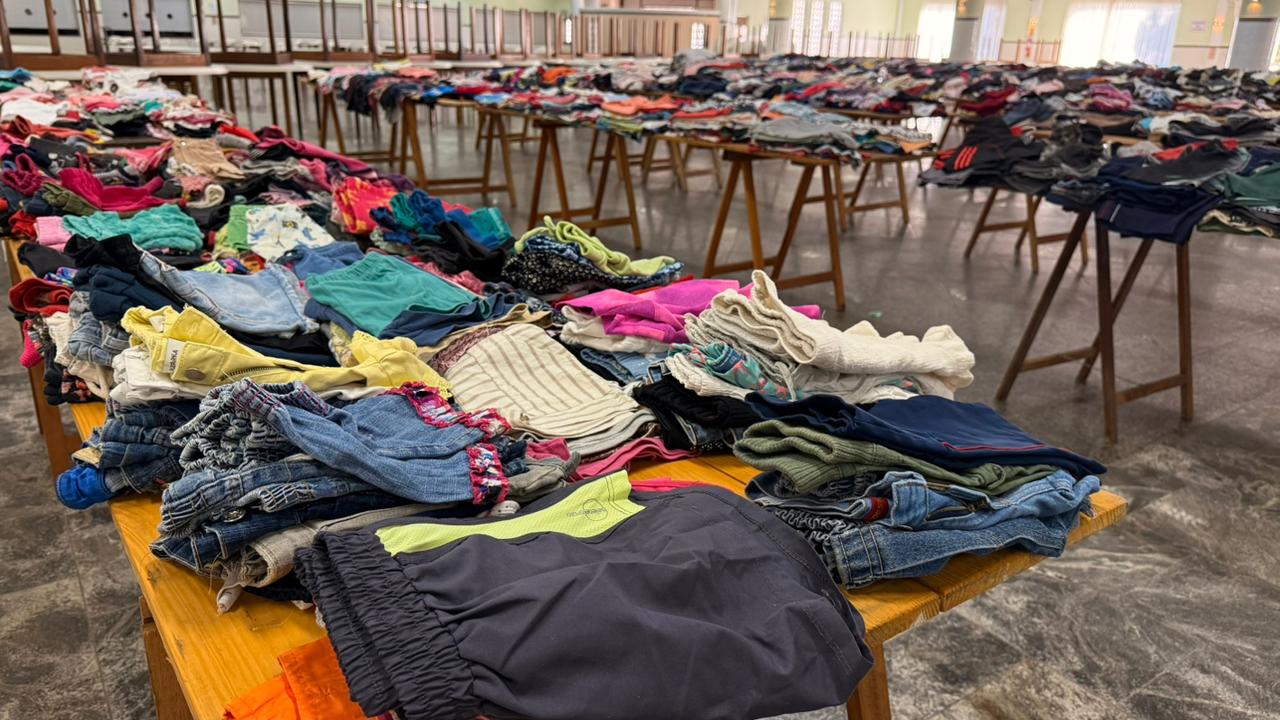 Feirão do Bazar da Paróquia Santa Terezinha oferece mais de 15 mil peças a R$ 2 em Timbó