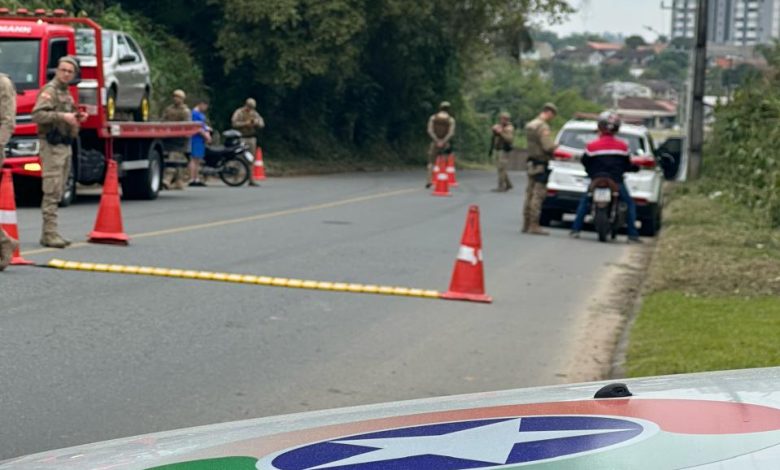 Blitze em Timbó flagraram motoristas sem CNH, escapamentos barulhentos e recusas ao bafômetro