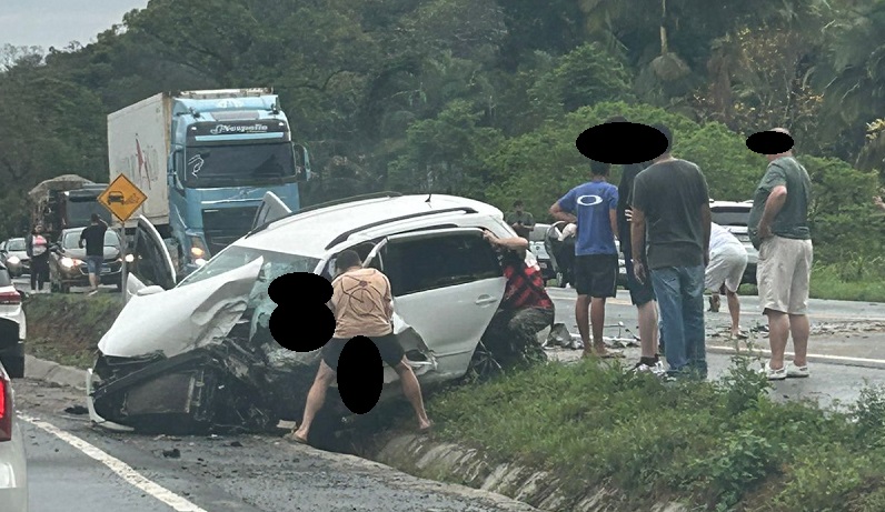 Dois morrem e 4 ficam gravemente feridos após colisão na BR-470 em Indaial