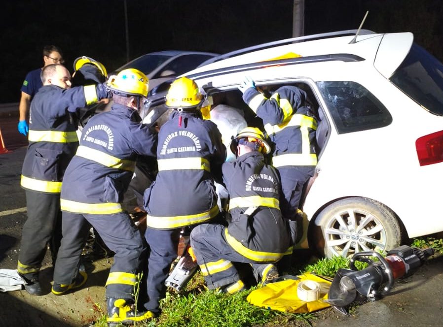 Dois morrem e 4 ficam gravemente feridos após colisão na BR-470 em Indaial