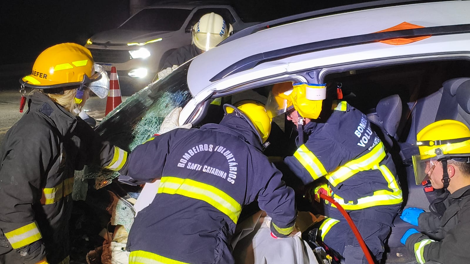 Dois morrem e 4 ficam gravemente feridos após colisão na BR-470 em Indaial