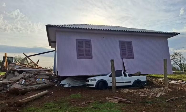 Tornado é confirmado em Barra Bonita após arrancar casa e destruir imóveis
