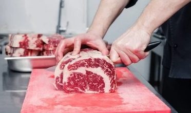 Rodeio recebe curso prático de carnes maturadas e defumadas com vagas restritas