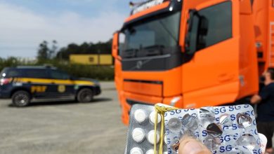 Caminhoneiro é flagrado dormindo sobre a BR-101 com rebites na cabine