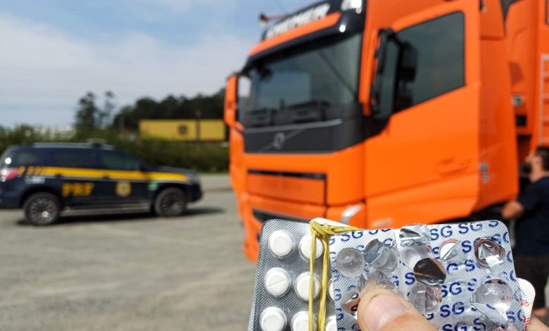 Caminhoneiro é flagrado dormindo sobre a BR-101 com rebites na cabine