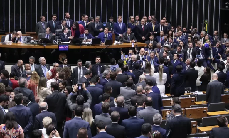 Deputados aprovam urgência para proposta de anistia; oposição reage com gritos de “sem anistia”