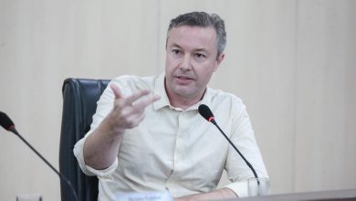 Ex-prefeito Napoleão Bernardes presta esclarecimentos à CPI do Esgoto de Blumenau