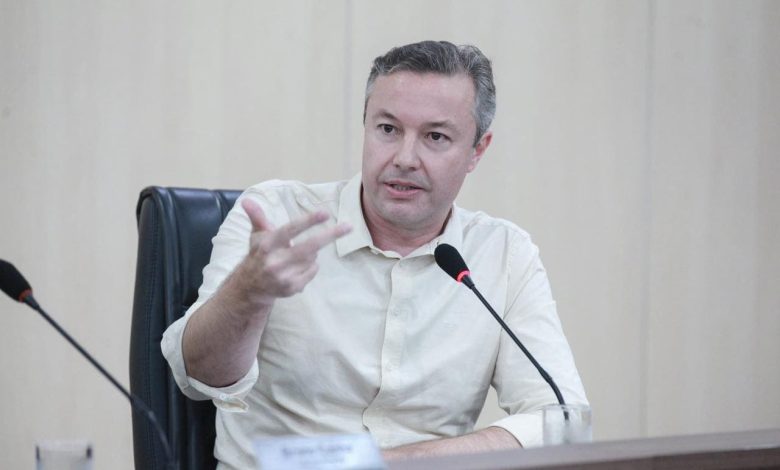 Ex-prefeito Napoleão Bernardes presta esclarecimentos à CPI do Esgoto de Blumenau