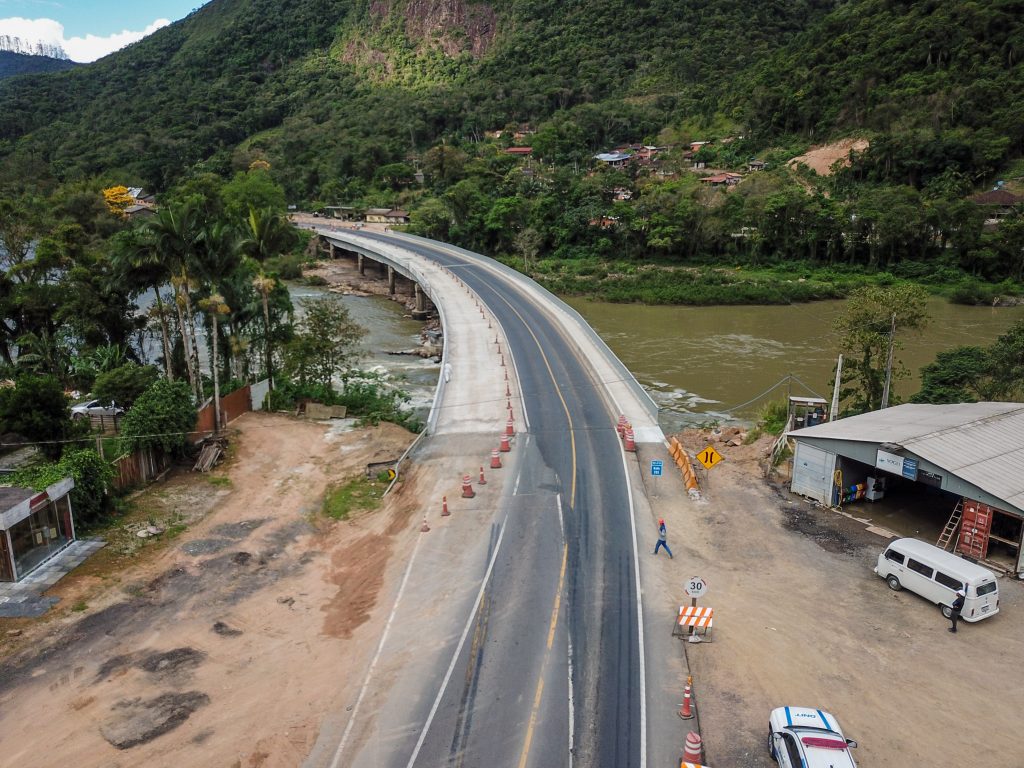 Ponte sobre o Rio Itajaí-Açu II é liberada para tráfego na BR-470; obras seguem em andamento