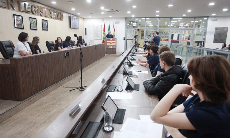 Câmara Mirim de Blumenau destaca educação, prevenção à saúde e cidadania em 13ª sessão ordinária