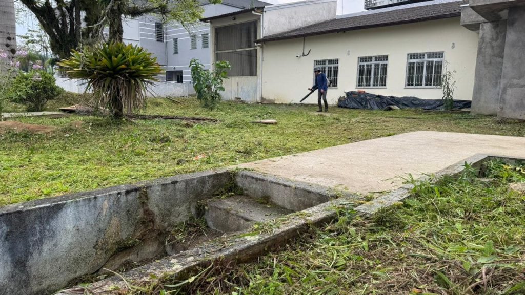 Prefeitura de Timbó dá cara nova aos Correios com ação de limpeza e manutenção