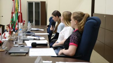 Parlamento Jovem de Indaial destaca cidadania e conscientização em sessão marcada por propostas e homenagens