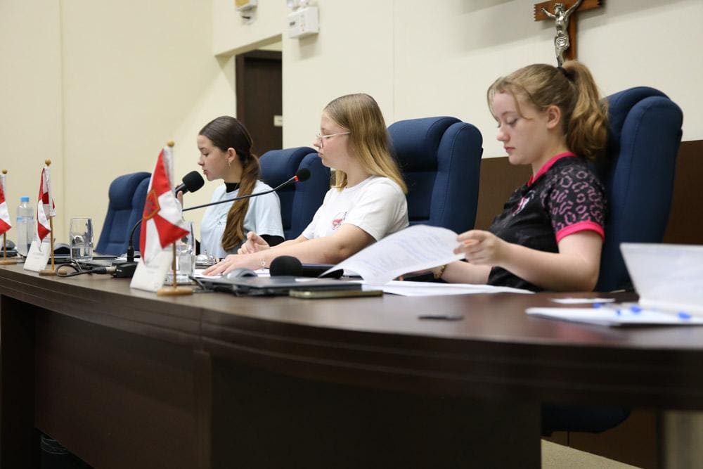 Parlamento Jovem de Indaial destaca cidadania e conscientização em sessão marcada por propostas e homenagens
