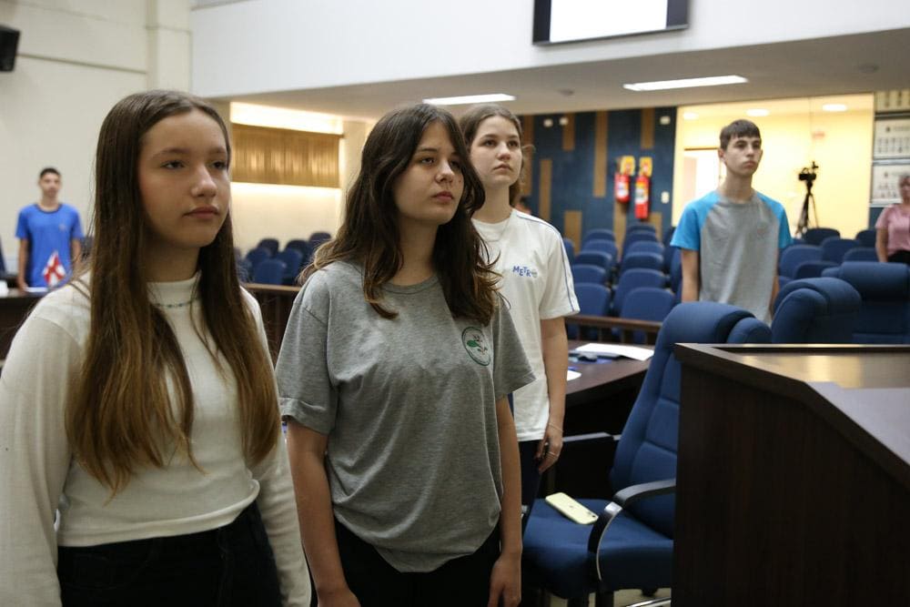 Parlamento Jovem de Indaial destaca cidadania e conscientização em sessão marcada por propostas e homenagens