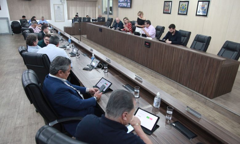 Blumenau aprova políticas de saúde mental para servidores e celebração da cultura gaúcha